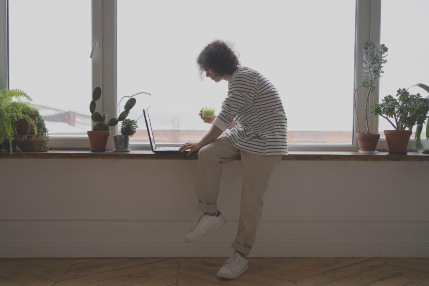 Equipo de livarnuvela analizando documentación financiera de empresas en la oficina de A Coruña